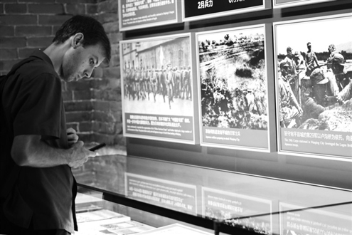 8月27日,一名记者在中国人民抗日战争纪念馆内采访 新华社发